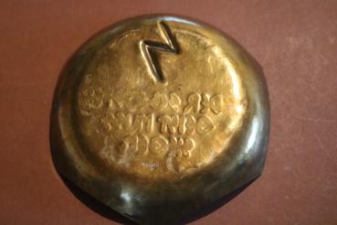 Preview: Einzelstück ?  selbstgemachte alte Messingschale mit HJ-Spruch und Rune